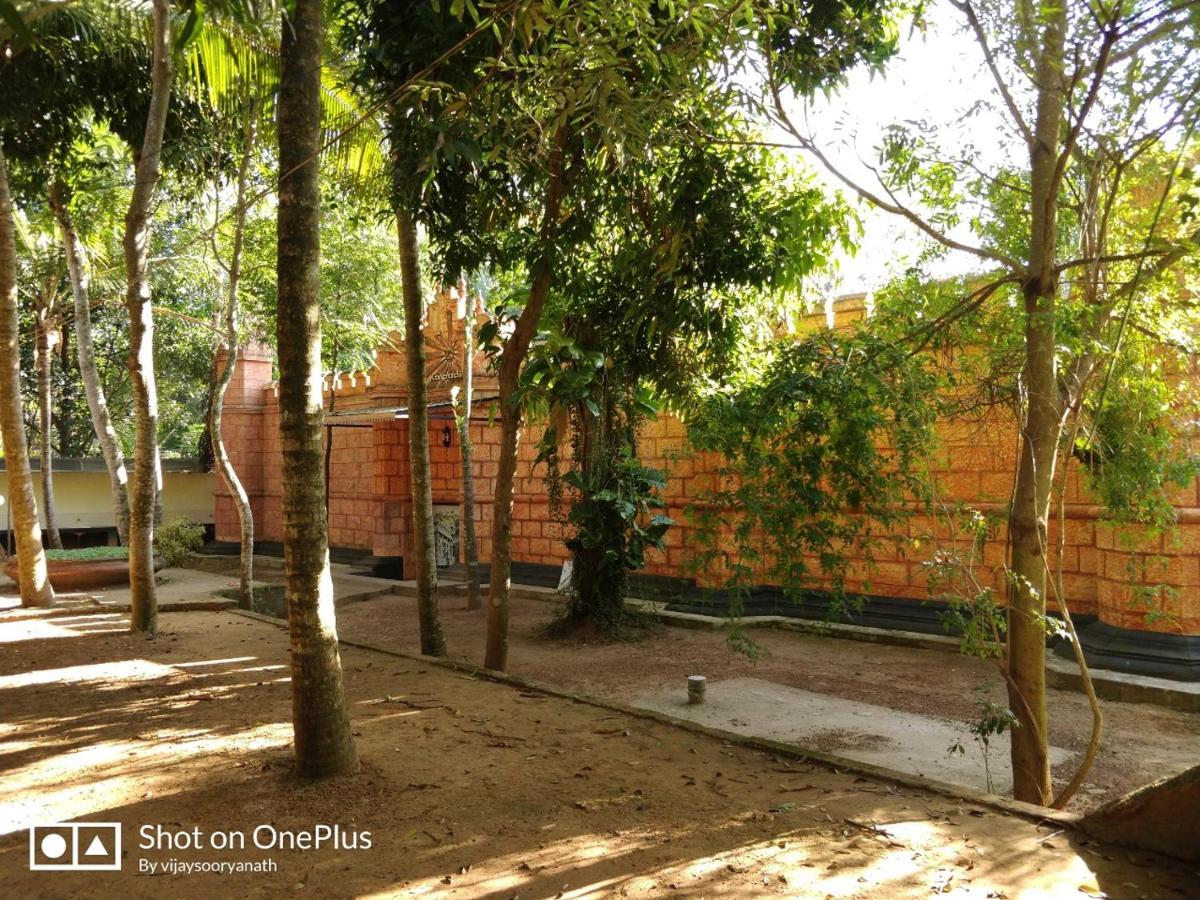 ホテル Kalpadiyil Balarampuram エクステリア 写真